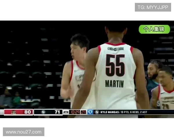 杨瀚森惊艳全场大力挂筐双手补扣展现超凡篮球技巧